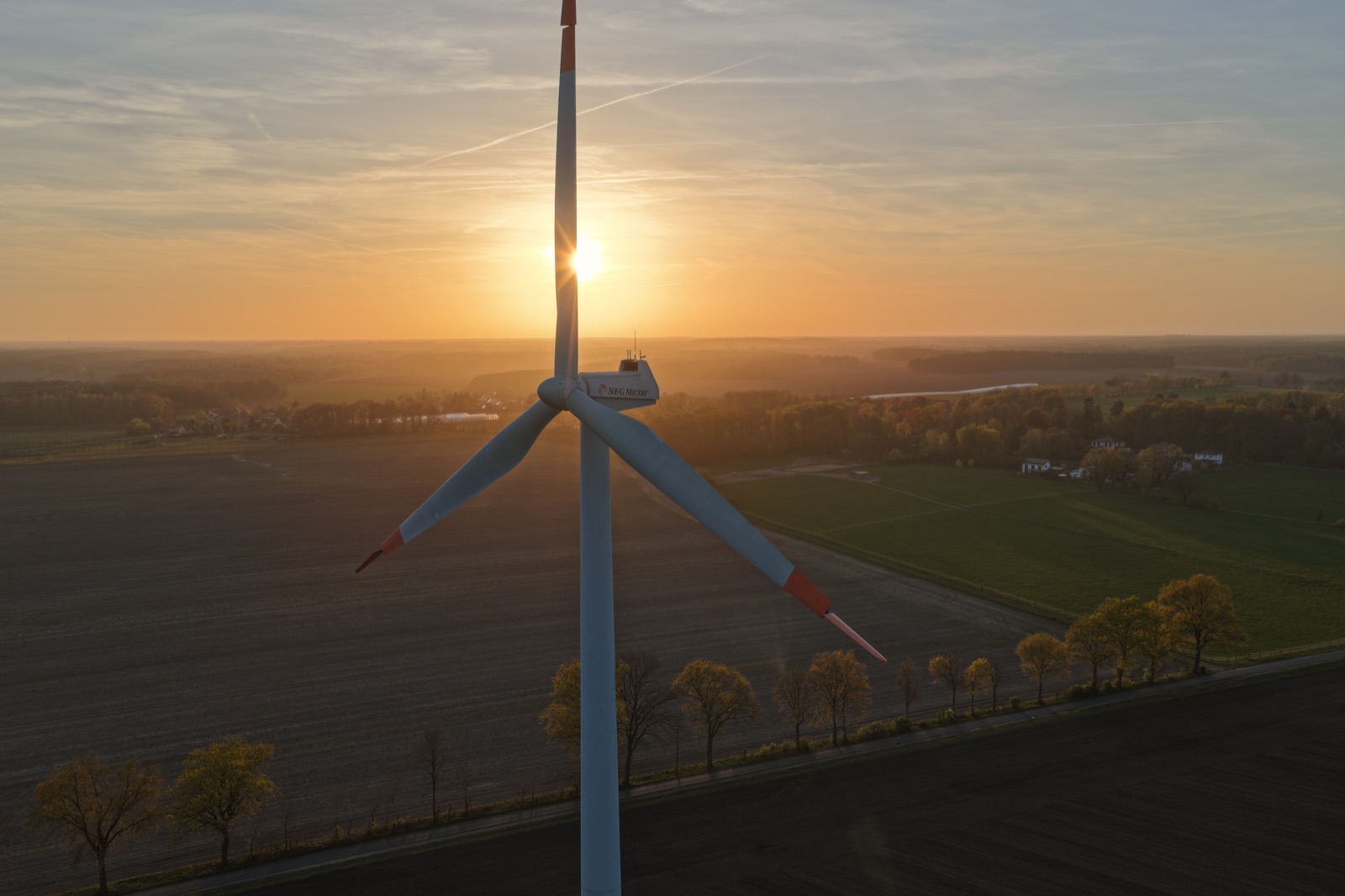 Windkraftanlage im Abendlicht