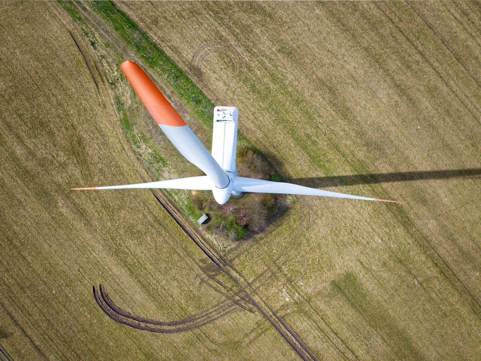 Windkraftanlage im Top-Shot