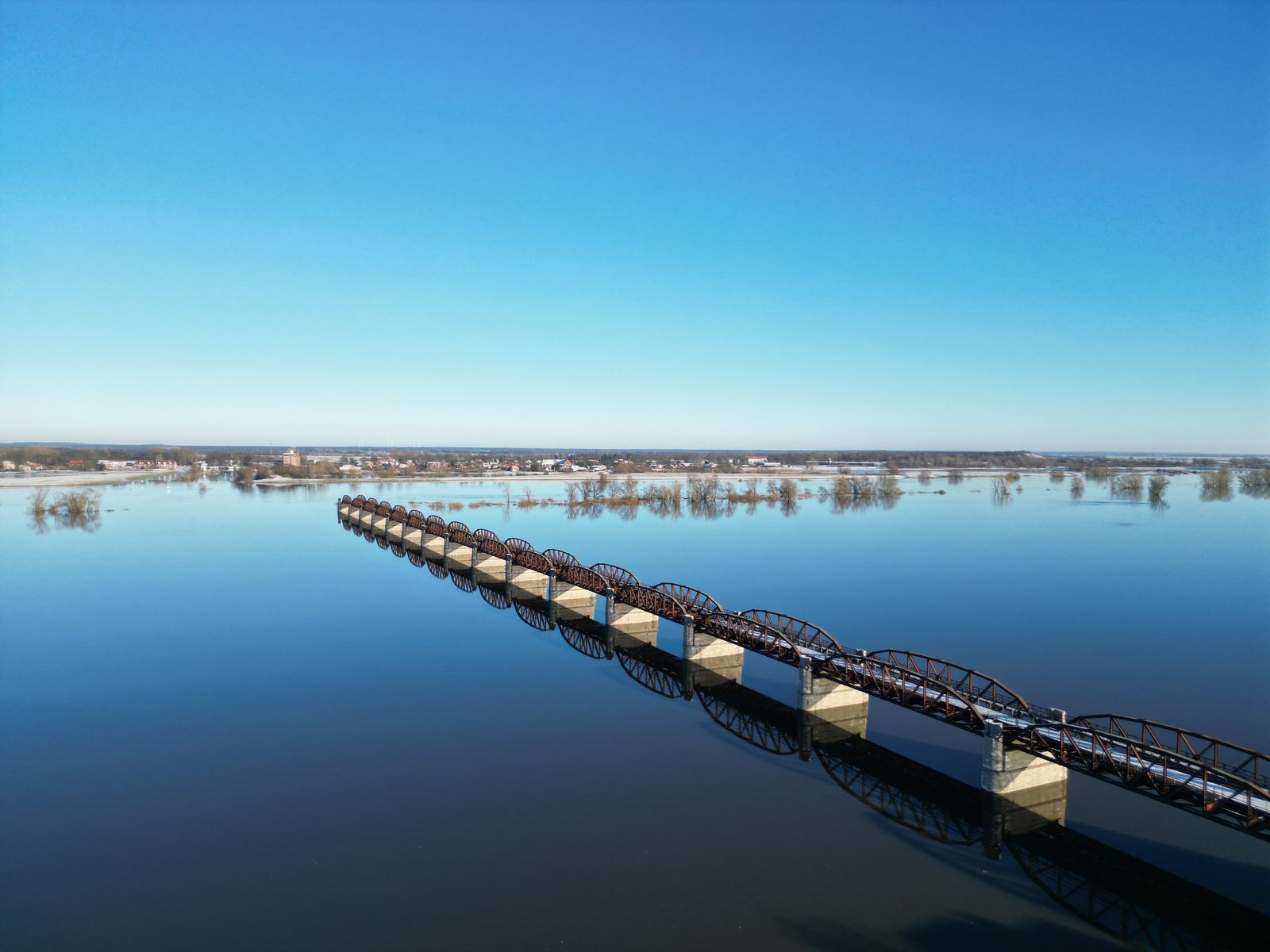 Eisenbahnbrücke über dem Fluss