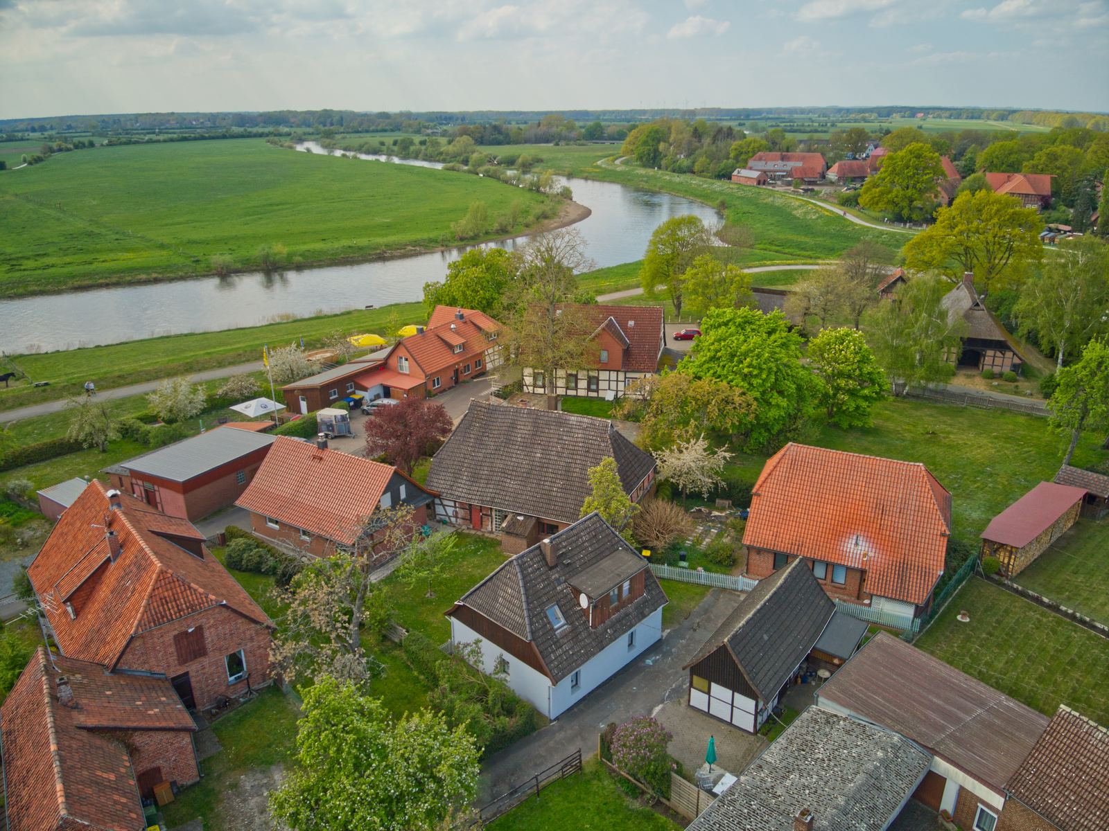 Hofstellen am Flussufer