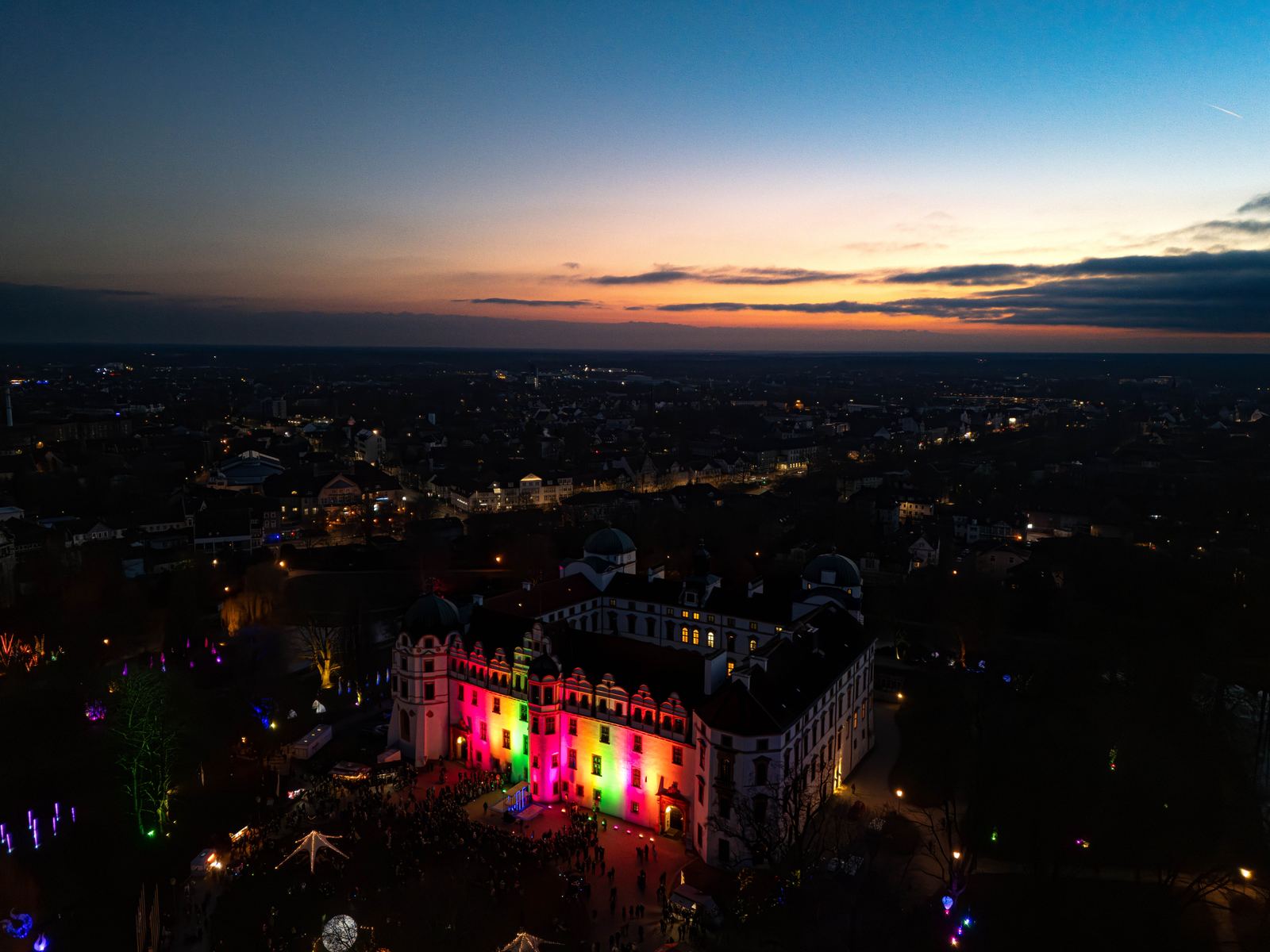 Beleuchtetes Schloss am Abend
