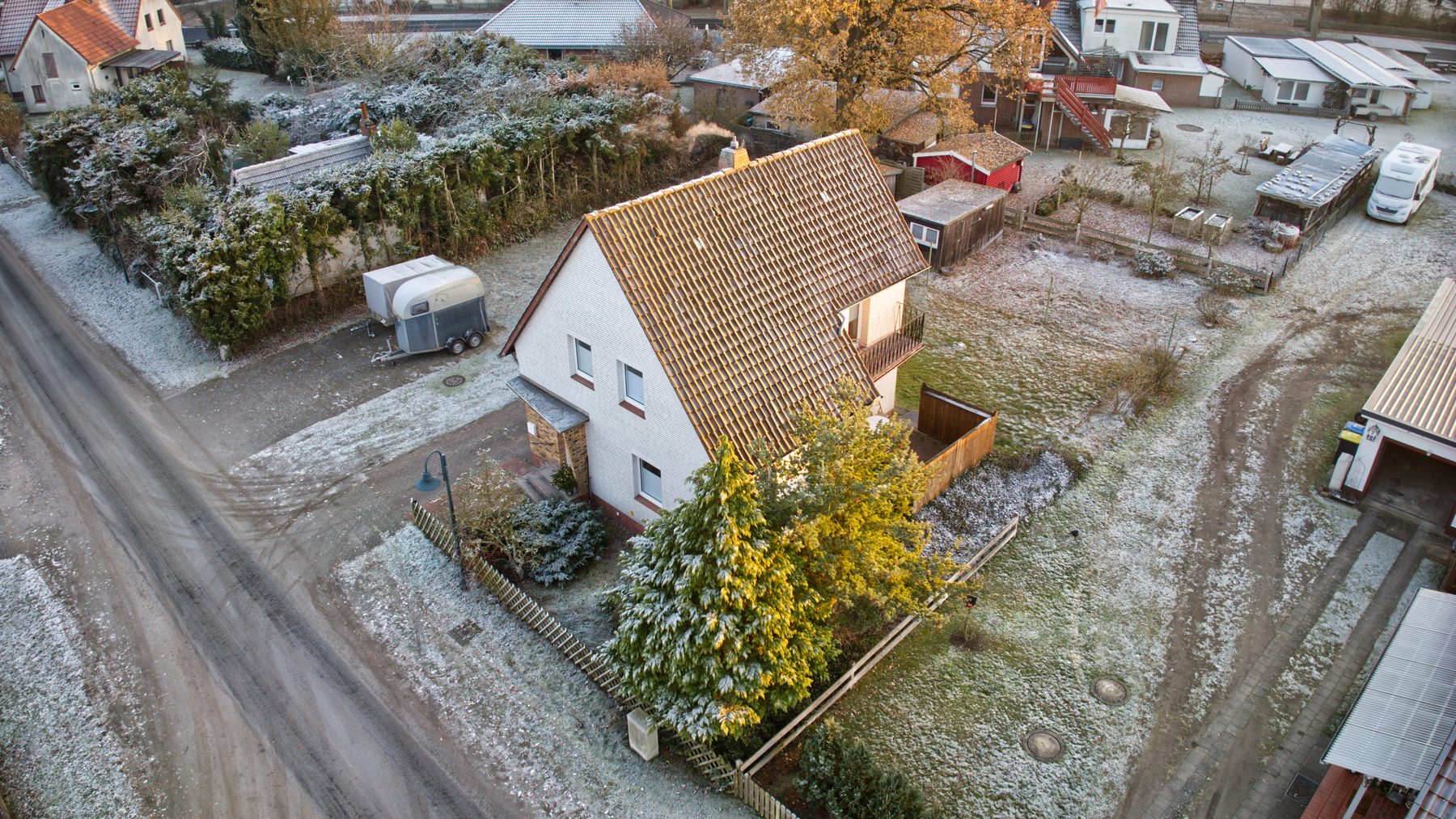 Luftaufnahme eines Wohnhauses mit Grundstück